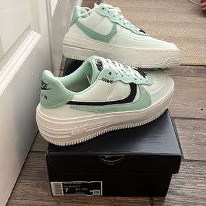 New AIR FORCE 1 PLT.AF.ORM 'BARELY GREEN' (sizes 7, 7.5)